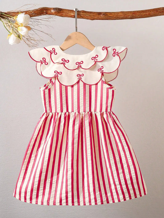 (5120) Little Girl's Summer Fresh and Energetic Red and White Striped Dress with Doll Collar and Bow Embroidery, in a Retro Cute Style, Suitable for Amusement Parks, Theme Parties, Vacations, and Gatherings.