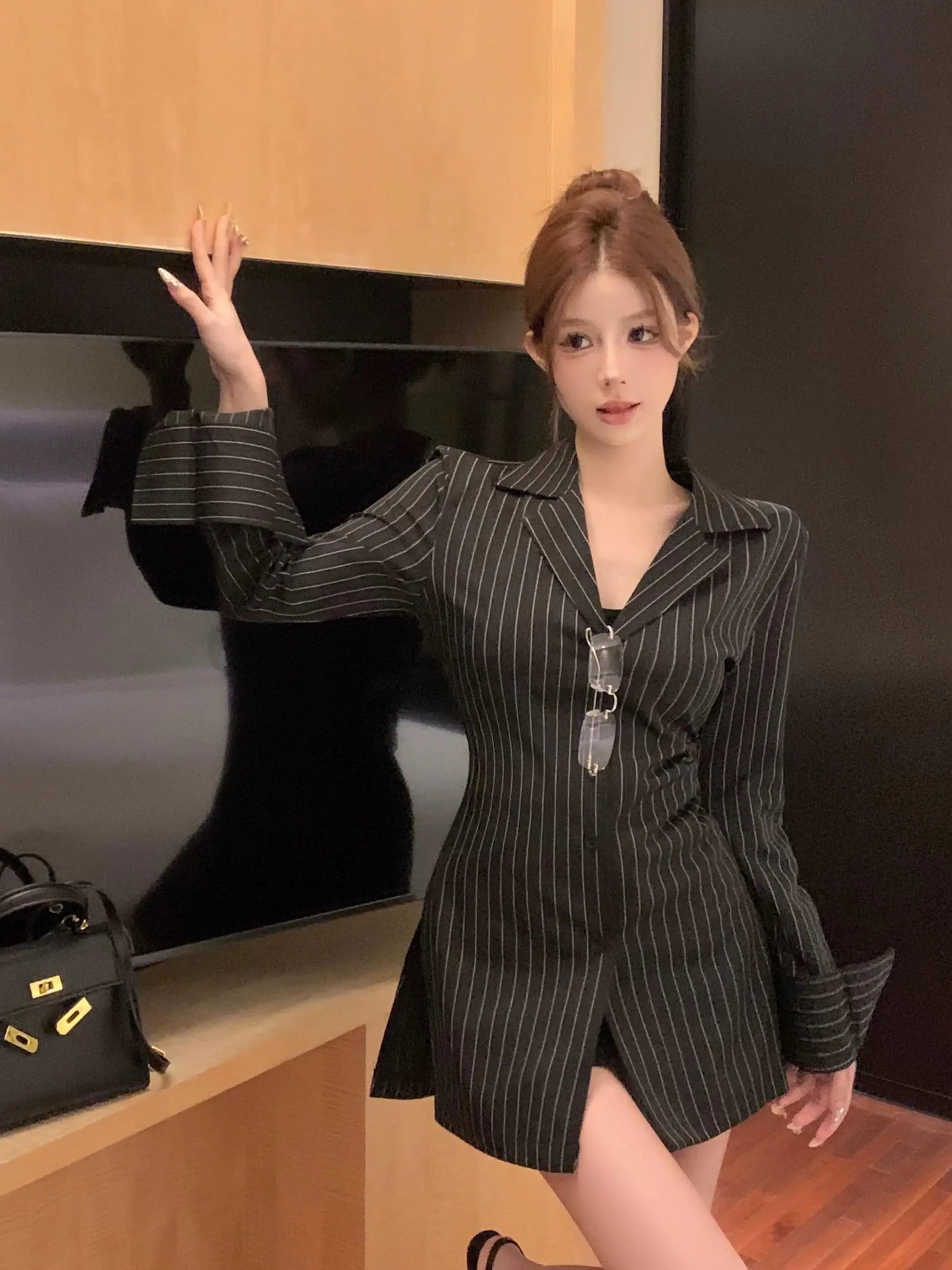 Bla Stripe Long Sve irt Autumn New Sle Ele Slim Fit V Ne Waist Cinched Midi Length Top for Women Sweet Sle