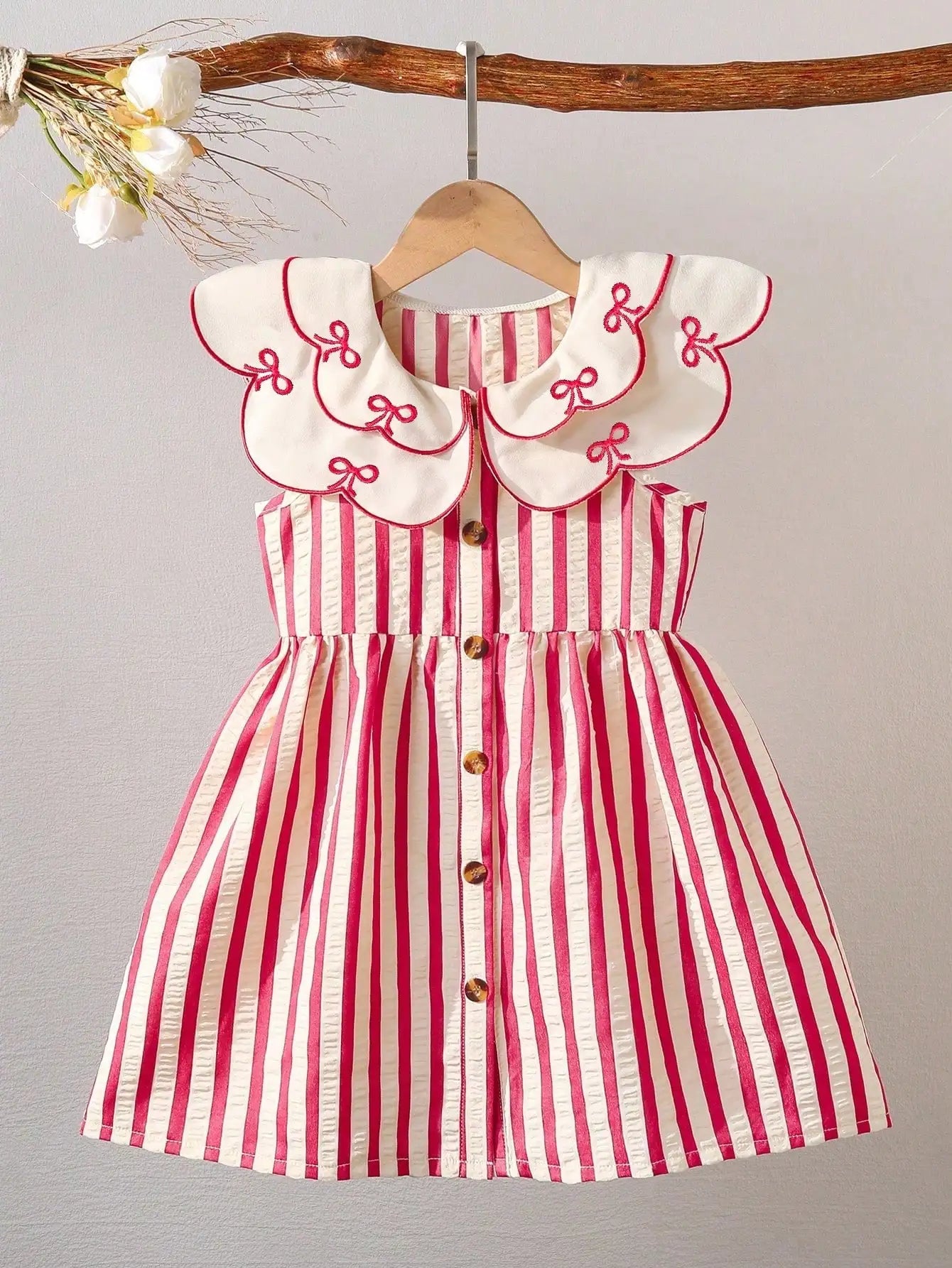 (5120) Little Girl's Summer Fresh and Energetic Red and White Striped Dress with Doll Collar and Bow Embroidery, in a Retro Cute Style, Suitable for Amusement Parks, Theme Parties, Vacations, and Gatherings.