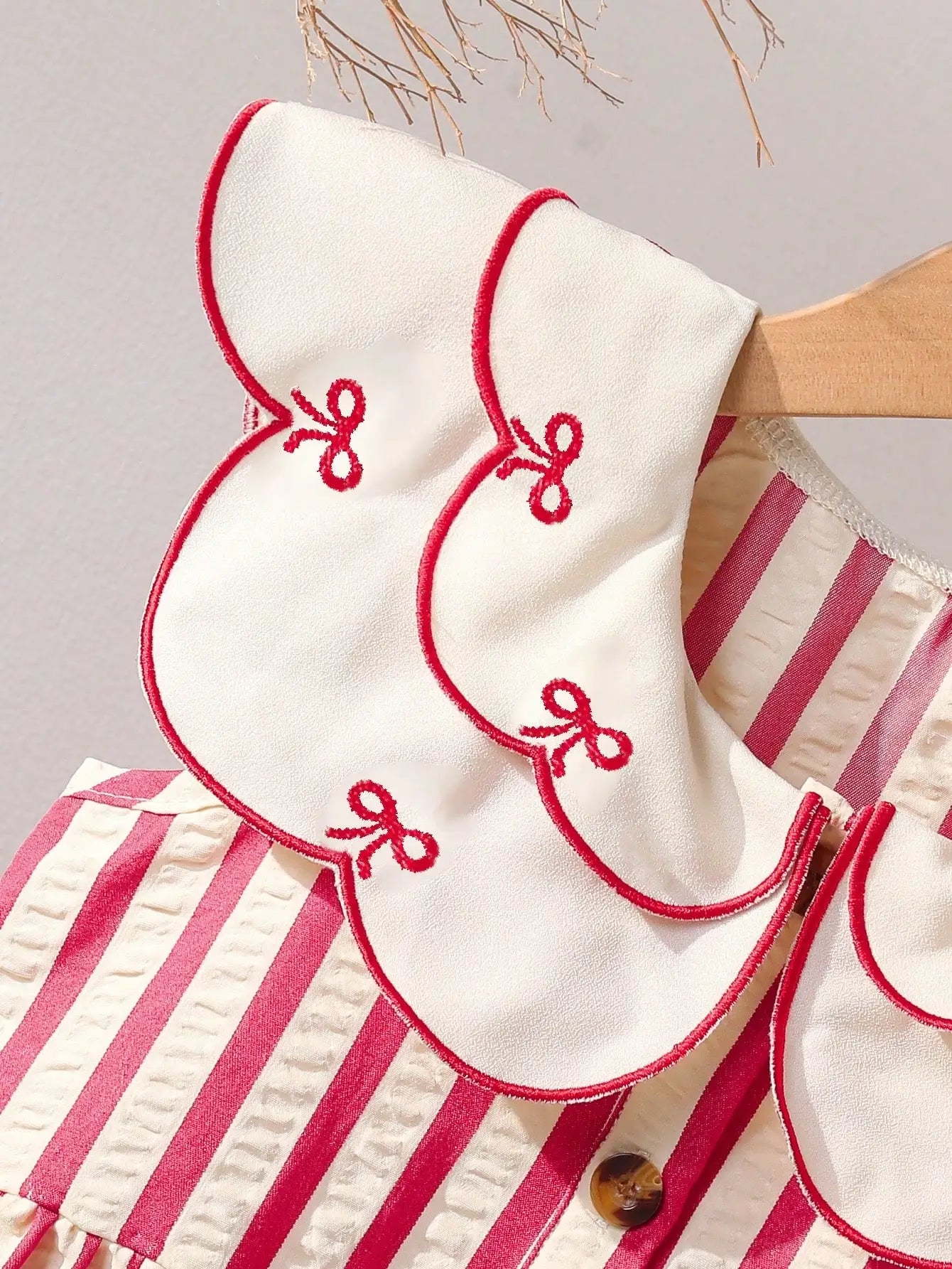 (5120) Little Girl's Summer Fresh and Energetic Red and White Striped Dress with Doll Collar and Bow Embroidery, in a Retro Cute Style, Suitable for Amusement Parks, Theme Parties, Vacations, and Gatherings.