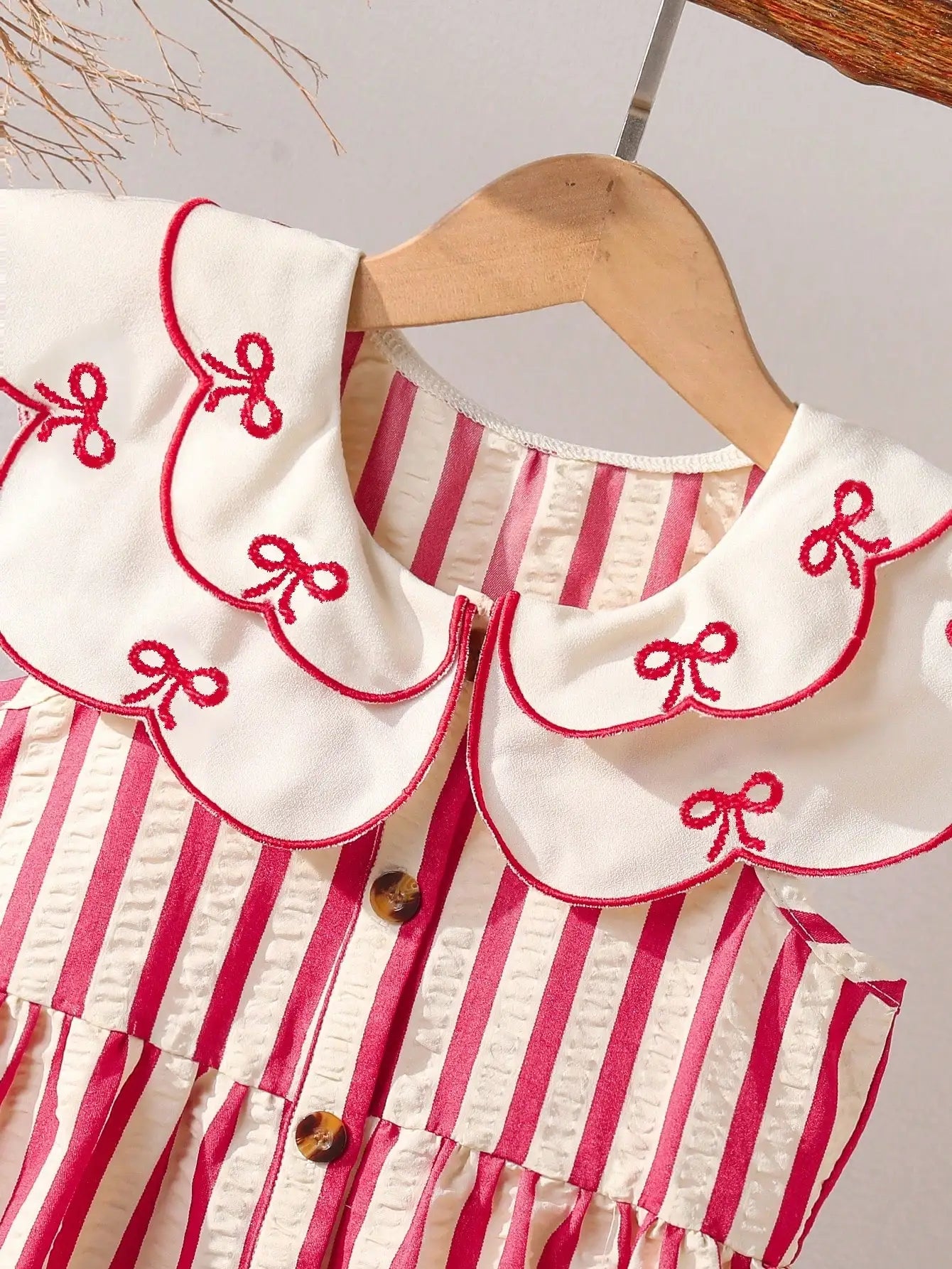 (5120) Little Girl's Summer Fresh and Energetic Red and White Striped Dress with Doll Collar and Bow Embroidery, in a Retro Cute Style, Suitable for Amusement Parks, Theme Parties, Vacations, and Gatherings.