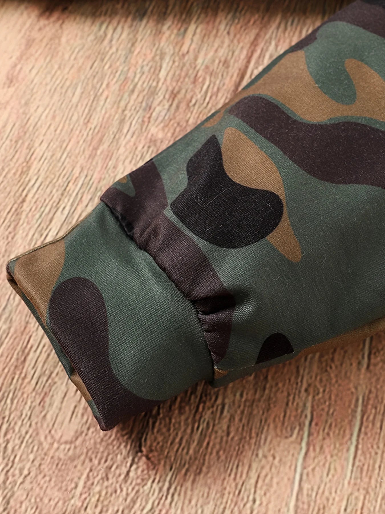 Two piece spring and autumn baby boy fashion and handsome long sleeved round neck top and camouflage pants set