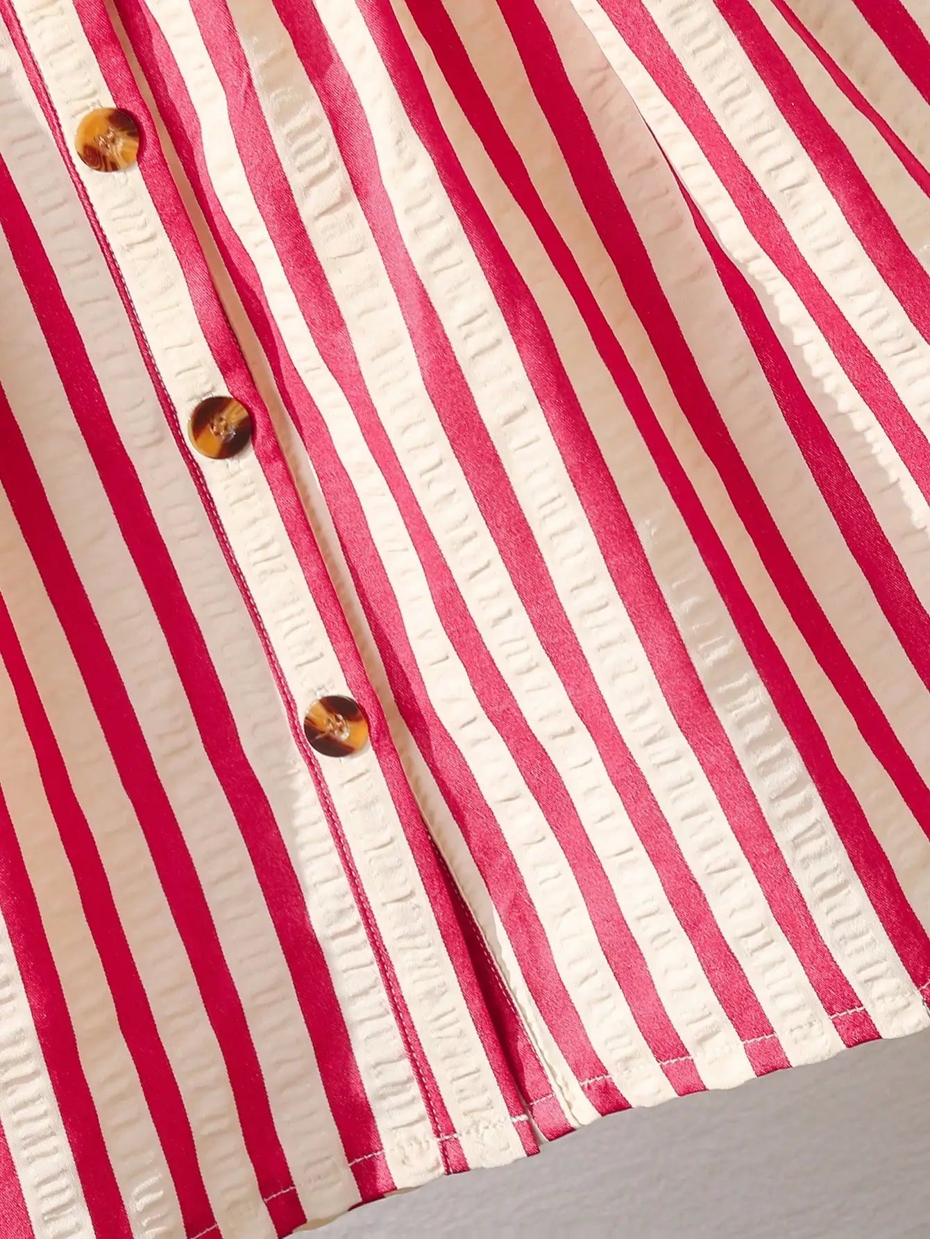 (5120) Little Girl's Summer Fresh and Energetic Red and White Striped Dress with Doll Collar and Bow Embroidery, in a Retro Cute Style, Suitable for Amusement Parks, Theme Parties, Vacations, and Gatherings.